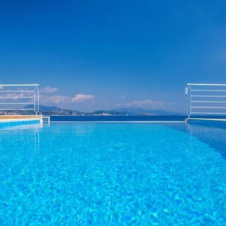 Sleeps 9 Pool Air Con Wifi Villa
