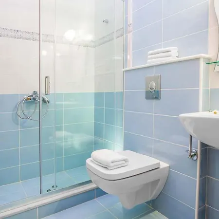 Sleeps 9 Pool Air Con Wifi * Sivota