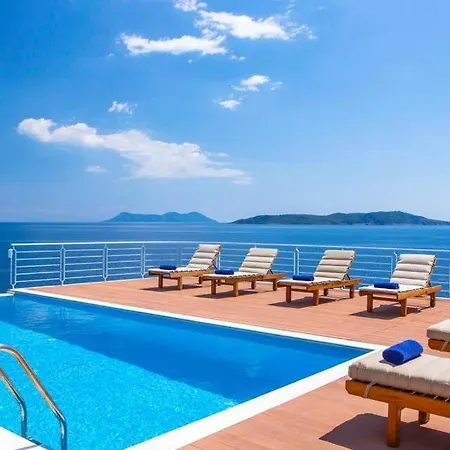 Sleeps 9 Pool Air Con Wifi Villa